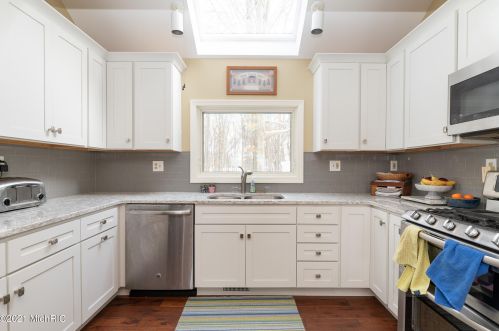 1360 Crooked Lk Dr, Kalamazoo MI 49009-8950 exterior