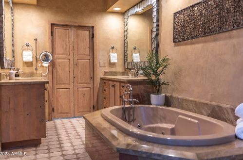 5761 Echo Canyon Cir, Phoenix AZ  85018-1270 exterior