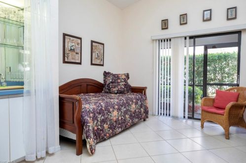 546 Countryside Dr, Naples FL 34104-6724 exterior