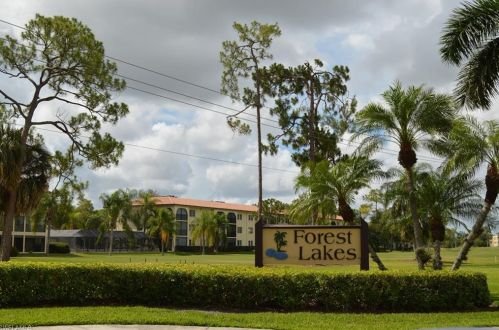 1085 Forest Lakes Dr, Naples FL 34105-2295 exterior