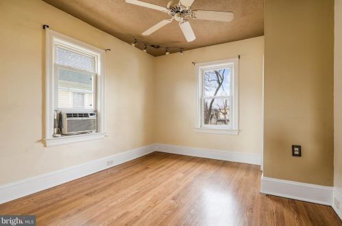 31 Clinton Ave, Camden NJ 08109-2006 exterior