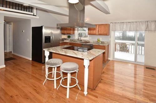 14 Lk St, Ellington CT 06029-3008 exterior