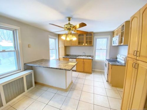 9 Pleasant St, Windsor Locks, CT 06096-1439