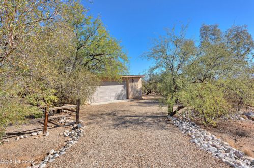 1021 Msn Twin Buttes Rd, Green Valley AZ 85622-8320 exterior