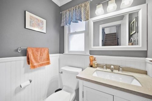 4 Grn Ave, Valley Cottage NY 10989-1807 exterior