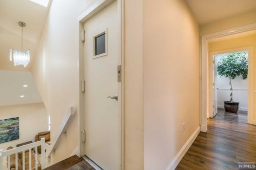 11 Lawrence Ct, Teaneck NJ 07666-6489 exterior