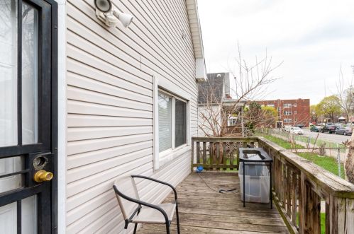 6655 Hartwell Ave, Chicago, IL 60637-3040