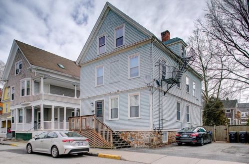 9 Lincoln St, Middletown RI 02840-2628 exterior