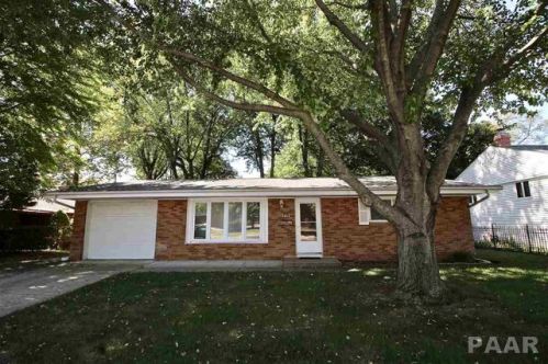 1613 Holiday Dr, Pekin, IL 61554-1964