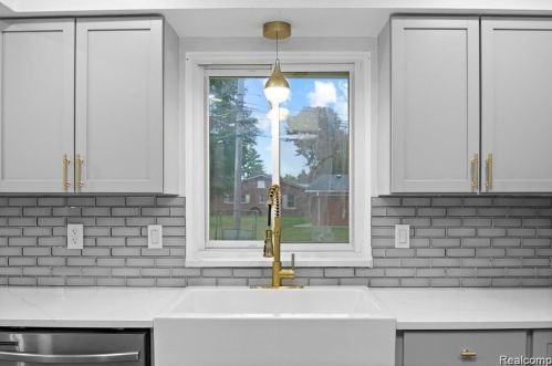 421 Beech Daly St, Dearborn Heights MI  48125-1000 exterior