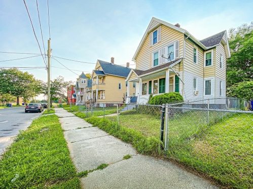 24 Cleveland St, Springfield MA  01104-2402 exterior