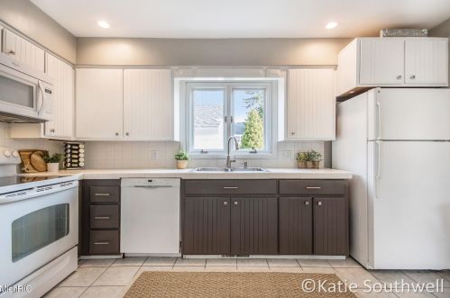 1829 Lonsdale Dr, Grand Rapids MI 49503-3827 exterior