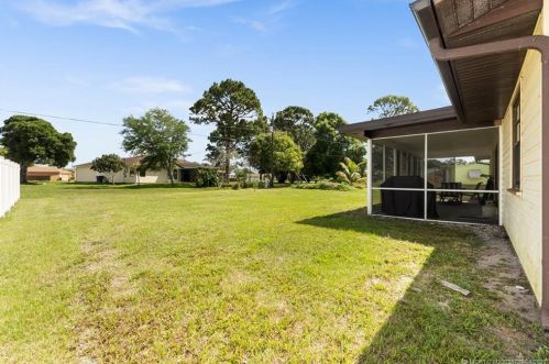 301 Ferris Dr, Fort Pierce FL 34983-8668 exterior