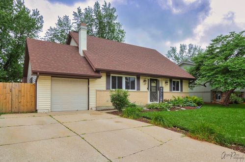 899 Camelot Dr, Bull Valley, IL 60014-8325