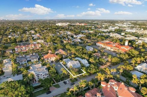 475 3rd Ave, Naples FL 34102-6312 exterior