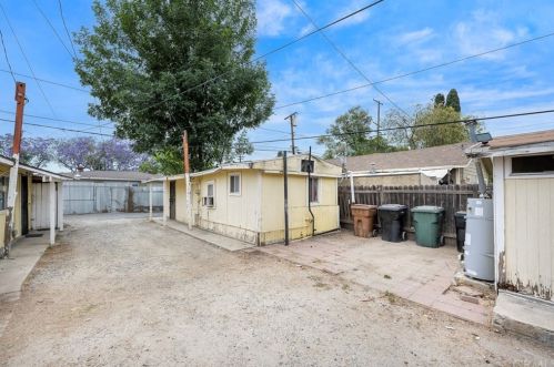 206 Valencia Dr, Fullerton CA 92833-3235 exterior