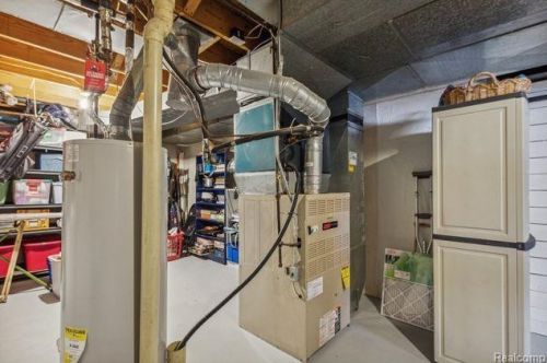 1201 Oakwood Ct, Rochester MI 48307-2539 exterior