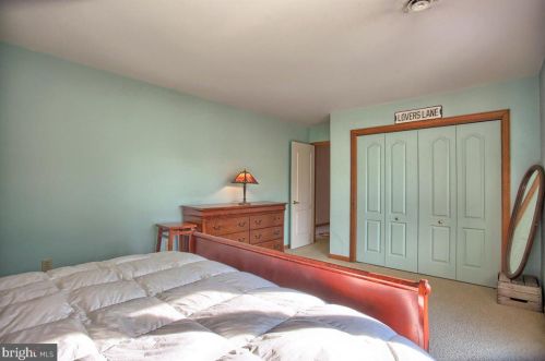 409 Dart Dr, Hanover PA 17331-1327 exterior