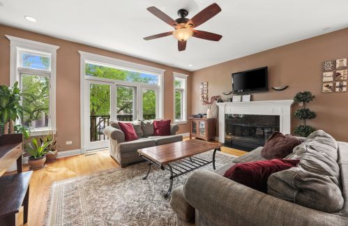 3939 Greenview Ave, Chicago, IL 60613-2595