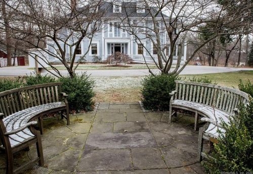 351 Main St, Ridgefield CT 06877-3810 exterior