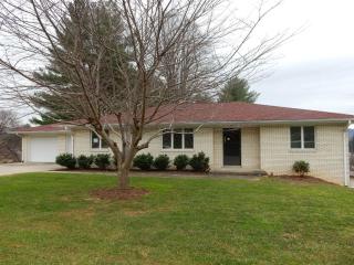 18 Allen St, Canton, NC 28716-3802