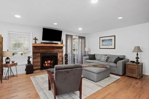 1472 Crossing Cir, Atlanta, GA 30329-3568