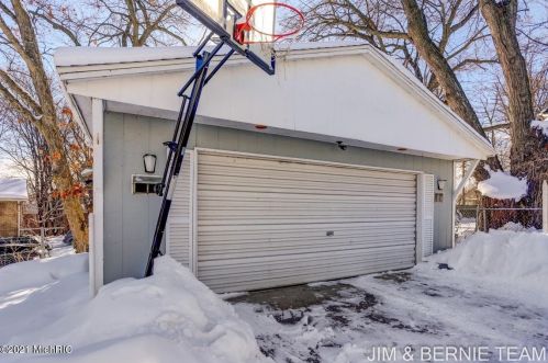 3100 Stratford Dr, Wyoming MI exterior