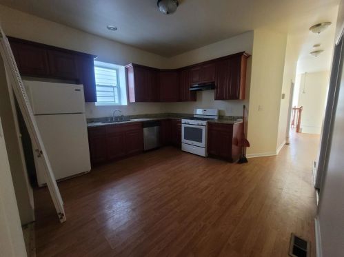 6438 Maryland Ave, Chicago, IL 60637-3527