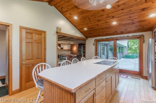 1300 Grandview Dr, Rochester MI 48306-4038 exterior