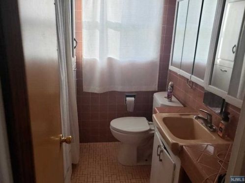 55 Clinton Pl, East Rutherford NJ 07073-1323 exterior