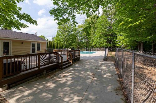 18 Vinton Dr, Concord NH 03303-1584 exterior