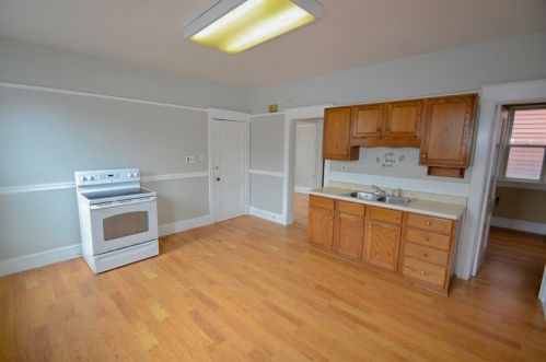 2605 6th St, Milwaukee, WI 53215-3403