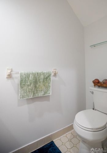 2004 Deerfield Dr, Edison NJ 08820-4418 exterior