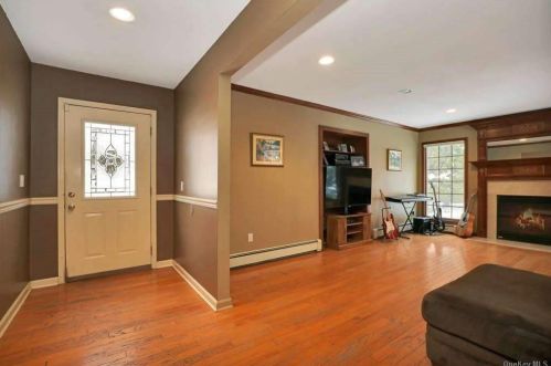 12 Belmar Ln, Commack NY 11725-1104 exterior