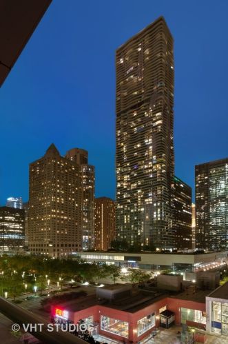 340 Randolph St, Chicago IL 60601-7618 exterior