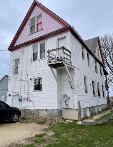 2021 28th St, Milwaukee WI 53215-2227 exterior