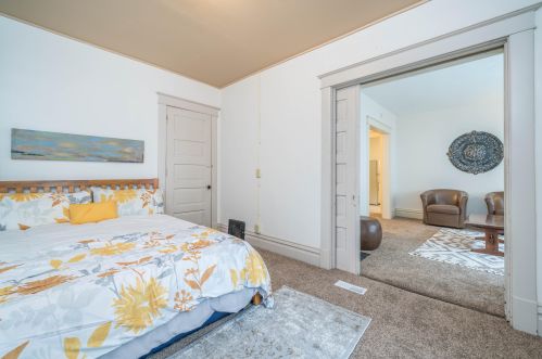 1020 Clinton Ave, Kalamazoo MI 49001-3881 exterior