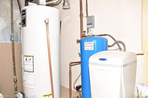 5300 Riverwalk Trl, Commerce Township MI 48382-2842 exterior