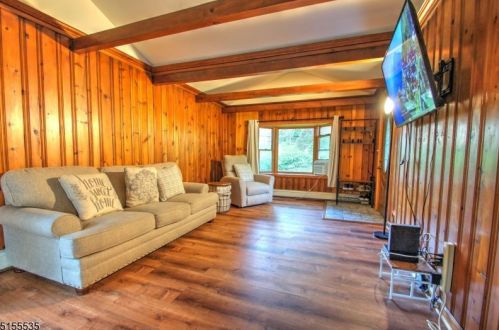 25 Grandview Ln, West Milford Lakes NJ  07480-1424 exterior