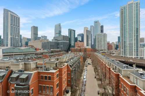 501 Clinton St, Chicago IL  60607-3801 exterior