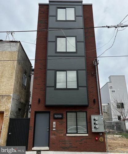 2543 Manton St, Philadelphia PA 19146-3915 exterior