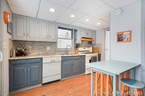 1335 Eastern Pl, Grand Rapids MI 49505-5221 exterior