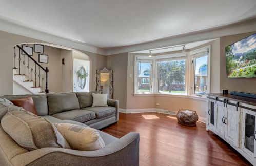 6027 Monitor Ave, Chicago, IL 60638-4421