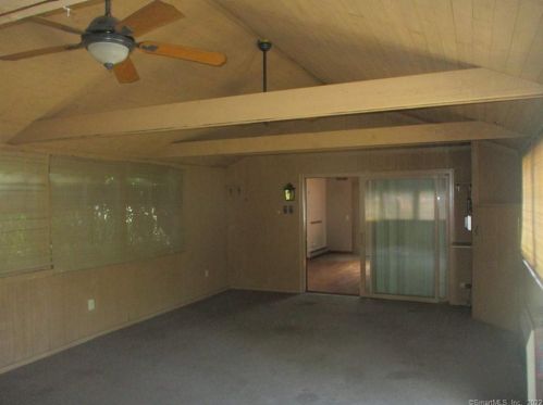 4 Redwood St, Enfield CT 06082-2619 exterior