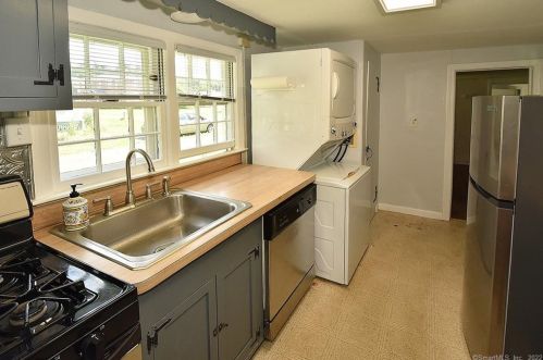 14 Meadow Rd, Windsor CT  06095-4617 exterior