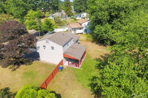 4 Loeb Ct, Edison NJ  08817-4713 exterior