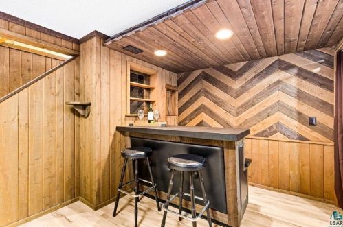 2344 Hutchinson Rd, Duluth MN 55811-3266 exterior