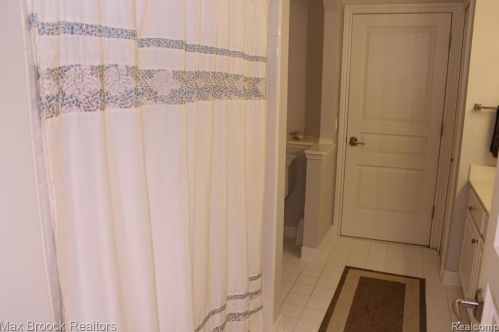 3586 Walnut Brk Dr, Rochester MI 48309-4065 exterior