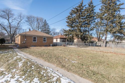 3922 80th St, Milwaukee, WI 53220-2203