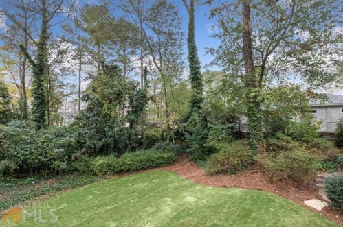 6160 Heards Creek Dr, Atlanta GA  30328-3635 exterior